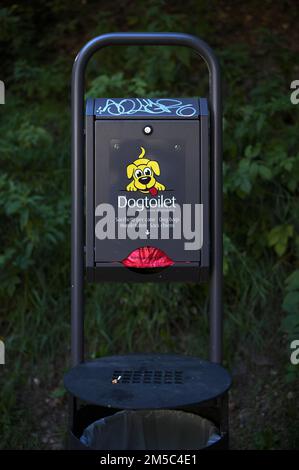 Dispenser per escrezione di cani, Ortisei, Val Gardena, Trentino, Alto Adige, Italia Foto Stock