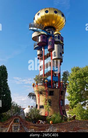 Opera d'arte, Kuchlbauer Tower, anche Hundertwasser Tower, 34, 19 metri di altezza, Completato nel 2010, progettato da Friedensreich Hundertwasser, eseguito da Foto Stock
