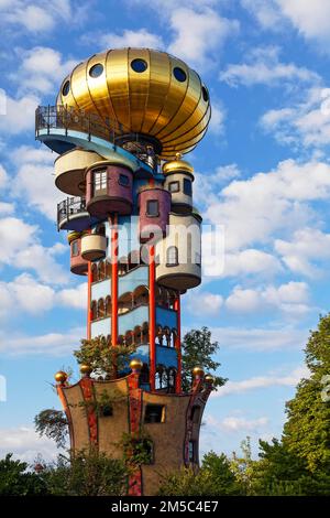 Opera d'arte, Kuchlbauer Tower, anche Hundertwasser Tower, 34, 19 metri di altezza, Completato nel 2010, progettato da Friedensreich Hundertwasser, eseguito da Foto Stock