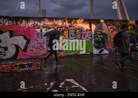 Germania, Berlino, 02. 01. 2022, domenica pomeriggio a Mauerpark, parete graffiti, escursionista, giorno piovoso Foto Stock