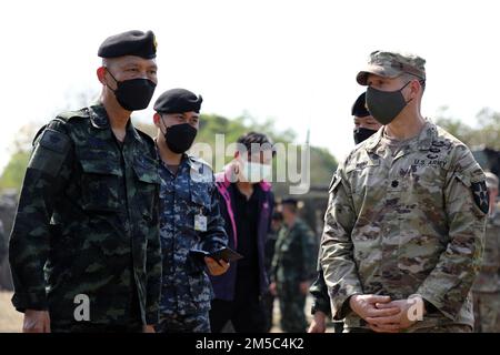 STATI UNITI Duke Reim (a destra), comandante del battaglione 4th, 23rd reggimento fanteria, 2nd squadra di combattimento Stryker Brigade, 7th divisione fanteria, Supachok Thawatperachai (a sinistra) discutono le ispezioni dei veicoli come parte di Cobra Gold 2022 nella provincia di Loppuri del Regno di Thailandia, 26 febbraio 2022. CG 22 è l'iterazione nel 41st dell'esercizio di formazione internazionale che sostiene la preparazione e sottolinea il coordinamento sull'azione civica, l'assistenza umanitaria e i soccorsi in caso di catastrofi. Dal 22 febbraio al 4 marzo 2022, questo anno Foto Stock