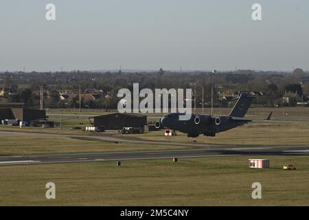 NEGLI STATI UNITI Air Force C-17 Globemaster III Airlift Wing 62nd, Joint base Lewis-McChord, Washington, si avvicina alla pista per atterrare a Royal Air Force Mildenhall, Inghilterra, 27 febbraio 2022. L'aeromobile è atterrato a RAF Mildenhall dopo aver trasportato palette di carico ad una base aerea in Norvegia. Foto Stock