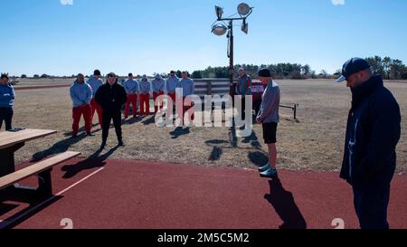 Training Center Cape May membri dello staff e della famiglia partecipano a un “workout to Remember” per commemorare il 10° anniversario del crollo dell’elicottero 6535, 28 febbraio 2022. Il comitato benessere del centro di formazione, insieme al Chief Petty Officer Nick Gardner, tecnico di sopravvivenza aerea del centro di formazione, ha coordinato e ospitato l'evento per onorare i quattro Coast Guardsmen che hanno perso la vita: Il Lt. CMdR. Dale Taylor, Lt. j.g. Thomas Cameron, Chief Petty Officer Fernando Jorge, e Petty Officer 3rd Class Andrew Knight. Se da un lato è impossibile prevedere quali saranno i risultati degli anni a venire, dall’altro è impossibile prevedere quali saranno i risultati degli anni a venire Foto Stock