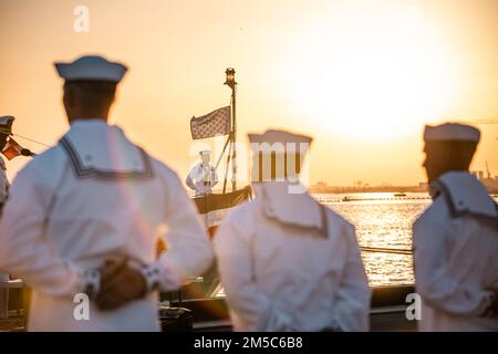 220228-N-KZ419-1649 MANAMA, Bahrain (28 febbraio 2022) i marinai assegnati alla nave costiera di pattuglia USS Typhoon (PC 5) si trovano in parata durante la cerimonia di smantellamento della nave il 28 febbraio presso la Naval Support Activity Bahrain. Typhoon commissionò nel 1994 e iniziò a condurre attività di pattuglia costiera di routine sotto la flotta degli Stati Uniti 5th nel 2004. Foto Stock