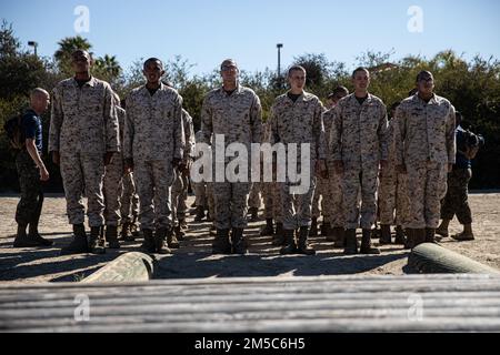 STATI UNITI Marine Corps Recruits con Mike Company, 3rd reclutamento addestramento battaglione, condurre esercitazioni di log al Marine Corps Recruit Depot San Diego, 28 febbraio 2022. Il reclutatore ha osservato una dimostrazione delle tecniche di sollevamento adeguate prima di condurre le esercitazioni. Foto Stock