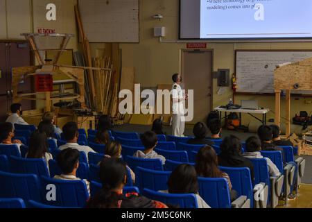 HONOLULU (28 febbraio 2022) CMdR. Ethan Fidel, responsabile dei requisiti di manutenzione per Commander, USA Pacific Fleet, parla con gli studenti di Scienza, tecnologia, Ingegneria e matematica (STEM) del Presidente William McKinley High School. Foto Stock