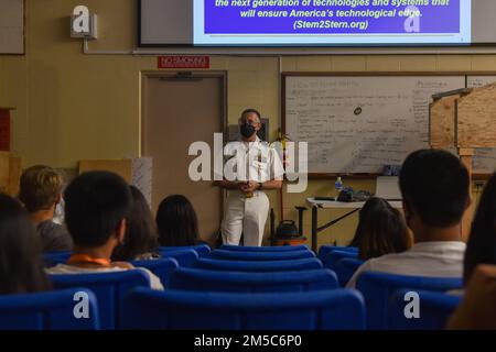 HONOLULU (28 febbraio 2022) CMdR. Ethan Fidel, responsabile dei requisiti di manutenzione per Commander, USA Pacific Fleet, parla con gli studenti di Scienza, tecnologia, Ingegneria e matematica (STEM) del Presidente William McKinley High School. Foto Stock