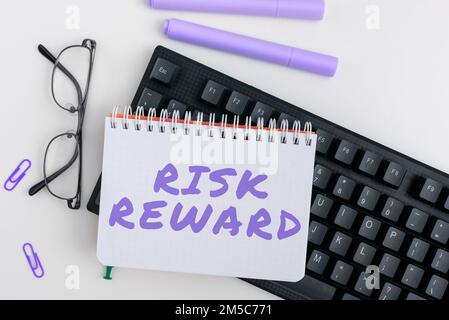 Cartello di testo che mostra il Risk Reward. Panoramica aziendale valutare il potenziale di profitto di una negoziazione in relazione alla sua perdita Foto Stock