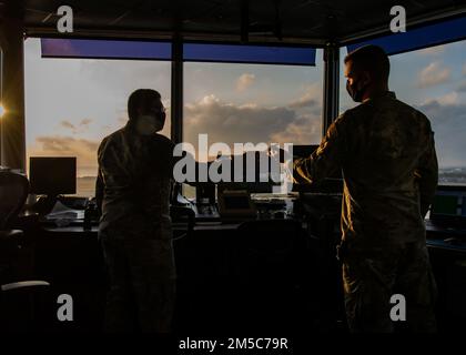 STATI UNITI Robert Jacome, a sinistra, 18th Operations Support Squadron Air Traffic Controller artigiano, consegna una striscia di avanzamento del volo al Senior Airman Andrew Jeffers, a destra, 18th OSS Air Traffic Controller journeyman, continuando le operazioni quotidiane partecipando a una formazione di preparazione operativa di due settimane alla base aerea di Kadena, Giappone, 28 febbraio, 2022. Le procedure di mobilitazione e le attività di formazione condotte durante questo esercizio di routine sono una parte vitale per garantire che Kadena possa portare a termine la missione di sostenere l'alleanza degli Stati Uniti con il Giappone e altre nazioni partner a safegu Foto Stock