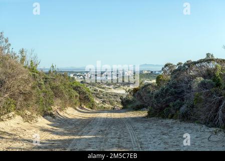 Arniston, Sud Africa - 22 settembre 2022: Edifici e persone sono visibili sul tral dalla Grotta di Waenhuiskrans ad Arniston nel Western Cape Provin Foto Stock