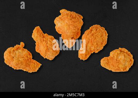 Vista dall'alto di bacchette di pollo surgelate e semilavorate pronte per la frittura profonda Foto Stock