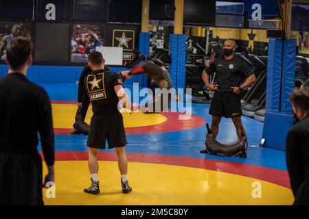 I soldati assegnati ad Una Co., 4th BSB, 1SBCT, si allenano con i Soldier-Athletes durante un Total Soldier Enhancement Training, Fort Carson, Colom., 1 marzo 2022. Sviluppato dai soldati nel World Class Athlete Program, TSET è un addestramento di livello elite, guidato da soldato, progettato specificamente per aumentare il miglioramento delle prestazioni e la resilienza. Foto Stock