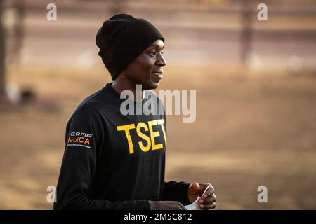 I soldati assegnati ad Una Co., 4th BSB, 1SBCT, si allenano con i Soldier-Athletes durante un Total Soldier Enhancement Training, Fort Carson, Colom., 1 marzo 2022. Sviluppato dai soldati nel World Class Athlete Program, TSET è un addestramento di livello elite, guidato da soldato, progettato specificamente per aumentare il miglioramento delle prestazioni e la resilienza. Foto Stock