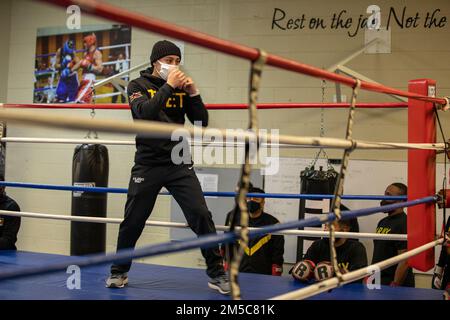 Jeremiah Perales, un atleta di Boxing Soldier assegnato al WCAP, dimostra la corretta tecnica ai soldati in Una Co., 4th BSB, 1SBCT durante un Total Soldier Enhancement Training, Fort Carson, Colom., 1 marzo 2022. Sviluppato dai soldati nel World Class Athlete Program, TSET è un addestramento di livello elite, guidato da soldato, progettato specificamente per aumentare il miglioramento delle prestazioni e la resilienza. Foto Stock