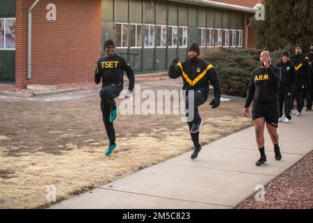 I soldati assegnati ad Una Co., 4th BSB, 1SBCT, si allenano con i Soldier-Athletes durante un Total Soldier Enhancement Training, Fort Carson, Colom., 1 marzo 2022. Sviluppato dai soldati nel World Class Athlete Program, TSET è un addestramento di livello elite, guidato da soldato, progettato specificamente per aumentare il miglioramento delle prestazioni e la resilienza. Foto Stock