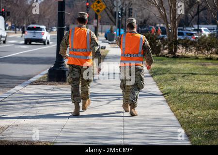 I soldati della Guardia Nazionale dell'Esercito del Vermont forniscono assistenza presso gli Stati Uniti Capitol Police (USCP)-designato punto di controllo del traffico a Washington, D.C., 28 febbraio 2022. La Guardia Nazionale è stata attivata per sostenere il Dipartimento di polizia Metropolitano del Distretto di Columbia e USCP per l'assistenza al controllo del traffico in previsione delle prime dimostrazioni di Emendamento in città. Foto Stock