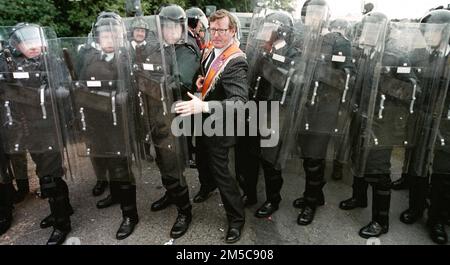 Foto del file datata 07/07/96 dell'allora Ulster Unionist MP David Trimble che stringe attraverso la linea RUC dopo negoziati con alti officiers RUC per impedire lo stand-off alla chiesa parrocchiale di Drumcree. L'ex ambasciatore irlandese Dermot Gallagher ha detto che Trimble sembrava portare "un complesso risentito” verso la Repubblica d'Irlanda, E ha anche detto che il premio Nobel ha "poca visione del tipo di leadership che è urgentemente necessaria in questo momento in Irlanda del Nord”, secondo i documenti di Stato irlandesi recentemente declassificati. Data di emissione: Martedì 27 dicembre 2022. Foto Stock