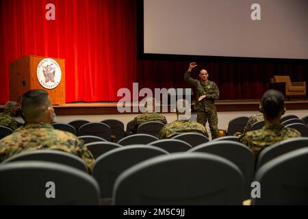 STATI UNITI Troy E. Black, il maggiore dei 19th Sergenti del corpo Marino, parla con Marines partecipando a un primo corso di sergente alla base del corpo Marino Quantico, Virginia, 28 febbraio 2022. Il sergente maggiore del corpo dei Marine ha parlato con la classe per condividere la sua idea sulla leadership di comando e per rispondere alle domande della classe. I laureati del primo corso di Sergenti saranno in grado di servire come consulenti principali, che sono educati in teorie di comportamento organizzativo, filosofie, tecniche e pratiche necessarie per consigliare e assistere i comandanti di livello battaglione/squadrone, e che possiedono t Foto Stock