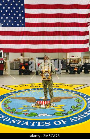 Aviation Boatswain’s Mate (Handling) 1st Class Marcus Powell è stato selezionato come membro della base Honor Guard of the Year alla cerimonia annuale di premiazione della base aerea Goodfellow ospitata dagli Stati Uniti Air Force 17th Training Wing. Foto Stock