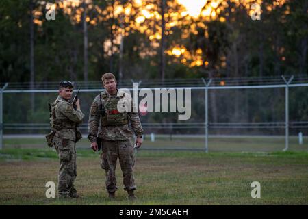 STATI UNITI Air Force Senior Airman Kyle David, 822nd base Defense Squadron Fire team leader e Tech Sgt. Russell Regnier, 822nd BDS ha distribuito comunicazioni non commissionato ufficiale in carica, test di comunicazione come parte di Esercitazione Ready Tiger 22-01 a Avon Park, Florida, 28 febbraio 2022. Mantenere la comunicazione in luoghi austeri è fondamentale per la sicurezza degli Airmen e per il successo della missione. Ready Tiger è un esercizio Lead-Wing incentrato sulla verifica della capacità della Moody Air Force base di utilizzare i quadroni della base aerea per contribuire a generare downrange di potenza aerea e mantenere il comando e il controllo in ambienti contestati Foto Stock