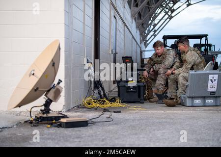 STATI UNITI Air Force Senior Airman Kyle David, 822nd base Defense Squadron Fire team leader (a destra) e Tech Sgt. Russell Regnier, 822nd BDS ha distribuito comunicazioni non commissionato ufficiale in carica, stabilire le comunicazioni durante l'esercizio Ready Tiger 22-01 ad Avon Park, Florida, 28 febbraio 2022. Panther 2 è un sistema di comunicazione satellitare portatile che consente agli Airmen che si trovano in luoghi austeri di riferire alle sedi centrali più alte. Ready Tiger è un esercizio Lead-Wing incentrato sulla verifica della capacità della Moody Air Force base di impiegare i squadroni della base aerea per contribuire a generare energia aerea downrange e mai Foto Stock