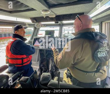 Il capitano David E. o’Connell, comandante del settore della Guardia Costiera Maryland – Regione della capitale Nazionale, è in corso a Washington con gli Stati Uniti Agenti delle operazioni aeree e marittime della protezione delle dogane e delle frontiere martedì 1 marzo 2022, per il discorso dello Stato dell'Unione. Il personale della Guardia Costiera e le unità di sicurezza hanno lavorato a stretto contatto con le forze dell'ordine partner per far rispettare una zona di sicurezza e rilevare e scoraggiare le attività terroristiche nella regione della capitale nazionale prima e durante il discorso del presidente. Foto Stock