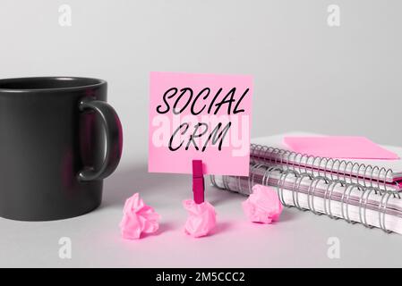 Didascalia di testo che presenta il CRM sociale. Fotografia concettuale la gestione delle relazioni con i clienti è stata utilizzata per interagire con i clienti Foto Stock