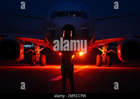 INS sega, India (1 marzo 2022) – Aviation Machinist’s Mate 2nd Class Charles Baird, assegnato ai ‘Golden Swordsmen’ di Patrol Squadron (VP) 47, lancia un P-8A Poseidone per un volo per l’esercizio navale multilaterale ‘MILANO 2022’ a INS Dega, India, 1 marzo 2022. VP-47 è attualmente schierato a NAF Misawa, Giappone che conduce le operazioni di pattuglia e ricognizione marittima e di sensibilizzazione teatrale all'interno dell'area delle operazioni della flotta degli Stati Uniti 7th (C7F) a sostegno di Commander, Task Force 72, C7F e U.S. Obiettivi del comando Indo-Pacific in tutta la regione. Foto Stock