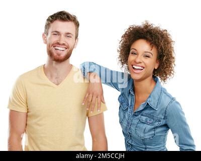 Amore e risate. Studio ritratto di una giovane coppia affettuosa isolato su bianco. Foto Stock