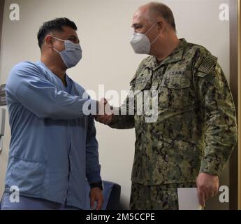 Sei marinai assegnati al Navy Medicine Readiness Training Command Bremerton sono stati avvisati dalla leadership di essere stati avanzati al livello di vincita più alto nell'ambito del Meritoriously Advancement Program (MAP) della Marina. Avanzando nel tasso all'Ospedale Corpsman 1st Classe era Kaleesha Ramos, all'Ospedale Corpsman 2nd Classe erano Tyler Clayton e Jose Rico, al Master-at-Arms 2nd Classe era Mackenzie Razo, e promosso all'Ospedale Corpsman 3rd Classe erano Grace Corn e Gunner Haskill. Tutti sono stati notificati di persona, ad eccezione di Ramos, che è stato raggiunto a casa durante il congedo di maternità (ufficiale Navy phot Foto Stock