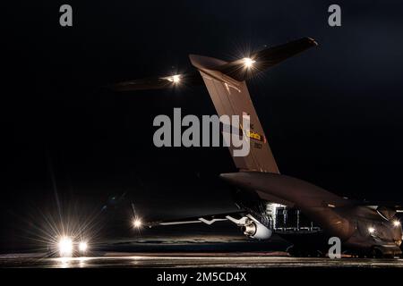 Un C-17 Globemaster III della 145th Airlift Wing si prepara a scaricare le attrezzature di difesa missilistica per l'esercizio Arctic Edge presso la Eielson Air Force base, Alaska, 1 marzo 2022. Arctic Edge 2022 è un esercizio biennale Homeland Defense per fornire una formazione congiunta efficace e di alta qualità in condizioni climatiche fredde austere. AE22 è il più grande esercizio congiunto in Alaska, con circa 1.000 militari statunitensi che si allenano insieme ai membri delle forze armate canadesi. Foto Stock