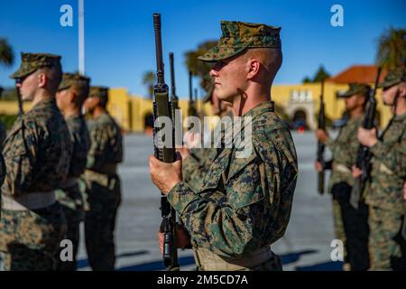 NEGLI STATI UNITI Marine Corps Recruit with Hotel Company, 2nd reclutamento addestramento battaglione, stand in formazione durante una pratica di perforazione di stretto ordine al Marine Corps Recruit Depot, San Diego, 1 marzo 2022. Ai reclutatori è stata insegnata una serie di comandi e movimenti da parte dei loro istruttori di perforazione che sono aumentati progressivamente durante l'addestramento al reclutamento. Foto Stock