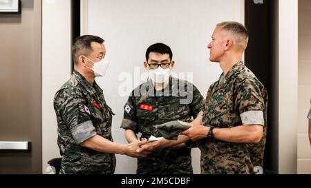 STATI UNITI Brady Jr, ufficiale comandante, 3D Marines, scambia regali con il Gen. Kim Tae-Sung, comandante del corpo Marino della Repubblica di Corea, durante una visita alla base del corpo Marino Hawaii, 1 marzo 2022. I Marines si sono incontrati per discutere la transizione di 3D Marines al 3D Reggimento Marino Littoral come parte degli Stati Uniti Gli sforzi di modernizzazione della Force Design del corpo Marino, le attuali priorità e attività del reggimento nella regione e le opportunità di collaborazione futura nella regione dell'Indo-Pacifico. L'alleanza tra gli Stati Uniti e la Repubblica di Corea è tra le più interoperabili Foto Stock