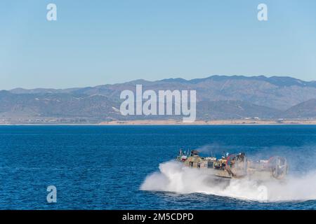 220301-N-VQ947-1140 OCEANO PACIFICO (1 marzo 2022) — Un'imbarcazione da sbarco, cuscino d'aria (LCAC) fissata all'unità d'artigianato d'assalto (ACU) 5 trasporta marines assegnati all'unità di spedizione marina (MEU) 11th dal molo di trasporto anfibio di classe San Antonio USS Portland (LPD 27) al Marine Corps base Camp Pendleton, 1 marzo 2022. Marinai e marines dell'Essex Amphhibious Ready Group (ARG) e dell'unità marittima di spedizione 11th (MEU) stanno conducendo operazioni di routine nella flotta degli Stati Uniti 3rd. Foto Stock