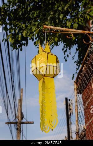 Lanterna gialla di carta sospesa sopra la strada in Thailandia Foto Stock