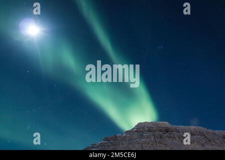 Aurora borealis e la luna a Highland paesaggio foto Foto Stock