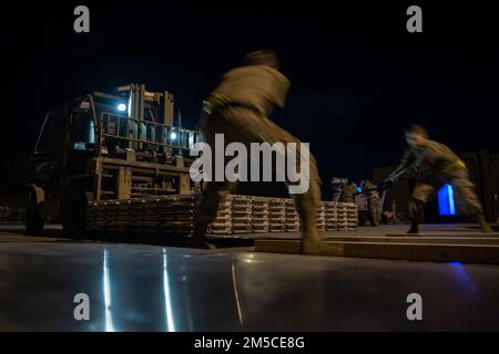 STATI UNITI I militari dello Squadrone delle munizioni del 18th preparano i pallet per le munizioni in movimento, partecipando a un pacchetto di risposta rapida delle munizioni tattiche dell'aria durante un'esercitazione di routine alla base aerea di Kadena, Giappone, 3 marzo 2022. Progettato per valutare la capacità di Kadena di portare a termine la sua missione di garantire un Indo-Pacific libero e aperto, questo esercizio di routine di due settimane è una parte essenziale della preparazione di Wing per gli Stati Uniti Basi dell'aeronautica intorno al globo. Foto Stock