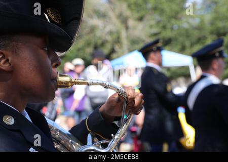 SGT Brittany Thomas, un statunitense Il soldato della riserva dell'esercito della 313th Army Band e altri membri della band partecipano alla parata Rex il 1 marzo 2022 a New Orleans, Louisiana. La performance delle band non solo mostra il talento dei soldati, ma può anche essere utilizzata come strumento per le opportunità di reclutamento e per costruire relazioni con le comunità circostanti. Foto Stock