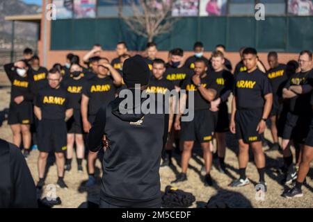 CPT. Robert Cheseret, comandante del distaccamento del programma di atleta di classe mondiale, slip soldati assegnati ad A. Co., 4th BSB, 1SBCT, durante un addestramento totale di miglioramento del soldato, Fort Carson, Colom., 1 marzo 2022. La formazione Total Soldier Enhancement è stata sviluppata da WCAP Soldiers ed è una formazione di livello elite specificamente progettata per aumentare il miglioramento delle prestazioni e la resilienza. Foto Stock