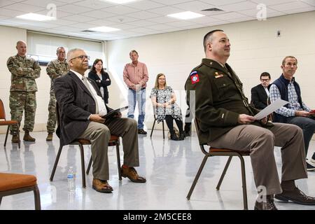 La cerimonia di trasferimento delle chiavi dell'armeria di Beardstown si è svolta il 1 marzo presso l'armeria della Guardia Nazionale di Beardstown, mentre la Guardia Nazionale dell'Illinois ha trasferito l'edificio nella città di Beardstown e nel quartiere del Parco di Beardstown. L'edificio è stato ufficialmente dedicato il 7 novembre 1987 come uno sforzo di cooperazione tra l'ILNG e il quartiere di Beardstown Park. Diverse unità della Guardia Nazionale dell'esercito dell'Illinois hanno occupato l'armeria negli ultimi 35 anni. Più recentemente, la struttura è stata sede del distaccamento 616th Engineer Utilities della Guardia Nazionale dell’esercito dell’Illinois. Mark Alessia, sindaco Tim Harris, e Be Foto Stock