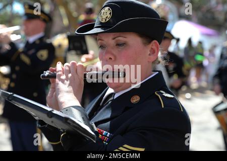 Il personale Angela McCuiston, un americano Il soldato della Riserva dell'esercito con la 313th Army Band out of Huntsville, Alabama, suona il piccolo durante la Rex Parade il 1 marzo 2022 a New Orleans, Louisiana. Lo spettacolo delle band non solo mostra il talento dei soldati, ma può anche essere utilizzato come strumento di reclutamento e costruire relazioni con la comunità locale. (Immagine di riserva dell'esercito dal personale Sgt. Rodney Roldan). Foto Stock