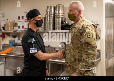 Brig. Il generale Darwin Craig, direttore dello staff congiunto della Guardia Nazionale dello Utah, ha presentato una moneta di sfida allo staff Sgt. Antonio Palacious per il suo duro lavoro e la sua dedizione come membro della COVID-19 Joint Task Force di St George Regional Hospital a St. George, Utah, il 1 marzo 2022. Alla luce delle recenti carenze di personale sanitario, Craig è stato accolto con gratitudine e osservazioni illuminanti da parte dei membri del consiglio di amministrazione e del personale per quanto riguarda il sostegno dei membri della Guardia Nazionale dello Utah della Joint Task Force COVID-19 mentre visitava le strutture sanitarie di St George. Foto Stock