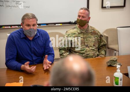 Brig. Il generale Darwin Craig, direttore del personale congiunto, della Guardia Nazionale dello Utah, e Jared Wandell, responsabile della gestione delle emergenze, della Guardia Nazionale dello Utah, Incontro con la St. George Regional Hospital membri del consiglio di amministrazione a St. George, Utah, il 1 marzo 2022, per discutere di come i membri della Guardia Nazionale dello Utah della Joint Task Force COVID-19 abbiano riempito le esigenze critiche. Alla luce delle recenti carenze di personale sanitario, Craig è stato accolto con gratitudine e osservazioni illuminanti da parte dei membri del consiglio di amministrazione e del personale in merito al sostegno dei membri della Guardia Nazionale dello Utah della Joint Task Force COVID-19 mentre visitava le strutture sanitarie di e A. Foto Stock