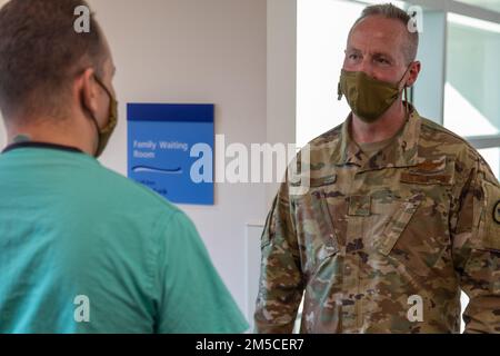 Brig. Il generale Darwin Craig, direttore dello staff congiunto della Guardia Nazionale dello Utah, ha visitato con i membri della Guardia Nazionale dello Utah della Joint Task Force COVID-19 per discutere le loro esperienze uniche a St George Regional Hospital a St. George, Utah, il 1 marzo 2022. Alla luce delle recenti carenze di personale sanitario, Craig è stato accolto con gratitudine e osservazioni illuminanti da parte dei membri del consiglio di amministrazione e del personale per quanto riguarda il sostegno dei membri della Guardia Nazionale dello Utah della Joint Task Force COVID-19 mentre visitava le strutture sanitarie di St George. Foto Stock
