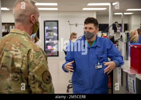 Brig. Il generale Darwin Craig, direttore dello staff congiunto della Guardia Nazionale dello Utah, ha parlato con la Sgt. Zack Thornburg, un membro della COVID-19 Joint Task Force, della sua esperienza a St George Regional Hospital a St. George, Utah, il 1 marzo 2022. Alla luce delle recenti carenze di personale sanitario, Craig è stato accolto con gratitudine e osservazioni illuminanti da parte dei membri del consiglio di amministrazione e del personale per quanto riguarda il sostegno dei membri della Guardia Nazionale dello Utah della Joint Task Force COVID-19 mentre visitava le strutture sanitarie di St George. Foto Stock