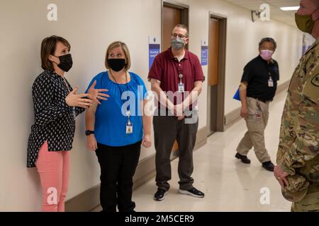 Brig. Il generale Darwin Craig, direttore dello staff congiunto, la Guardia Nazionale dello Utah, è stato scortato attraverso St George Regional Hospital a St. George, Utah, il 1 marzo 2022, ha parlato con i principali membri del personale ospedaliero e con i membri della Guardia Nazionale dello Utah della Joint Task Force COVID-19 in merito al supporto fornito. Alla luce delle recenti carenze di personale sanitario, Craig è stato accolto con gratitudine e osservazioni illuminanti da parte dei membri del consiglio di amministrazione e del personale per quanto riguarda il sostegno dei membri della Guardia Nazionale dello Utah della Joint Task Force COVID-19 mentre visitava le strutture sanitarie di St George. Foto Stock