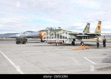 I capi dell'equipaggio della F-15 della 173rd Fighter Wing hanno seguito le procedure di preflight per la F-15C Eagle in preparazione di una missione di allenamento di routine a Kingsley Field a Klamath Falls, Oregon 1 marzo 2022. La 173rd Fighter Wing ospita la base di allenamento principale della F-15C per le forze aeree degli Stati Uniti. Foto Stock