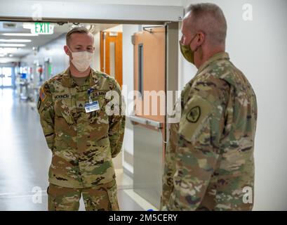 Brig. Il generale Darwin Craig, direttore dello staff congiunto della Guardia Nazionale dello Utah, ha parlato con la Sgt. Bracken McKinlay, un membro della COVID-19 Joint Task Force, della sua esperienza a St George Regional Hospital a St. George, Utah, il 1 marzo 2022. Alla luce delle recenti carenze di personale sanitario, Craig è stato accolto con gratitudine e osservazioni illuminanti da parte dei membri del consiglio di amministrazione e del personale per quanto riguarda il sostegno dei membri della Guardia Nazionale dello Utah della Joint Task Force COVID-19 mentre visitava le strutture sanitarie di St George. Foto Stock