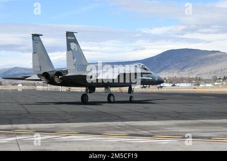 NEGLI STATI UNITI Air Force F-15C Eagle taxi fino alla fine della pista in preparazione per una missione di allenamento di routine a Kingsley Field a Klamath Falls, Oregon 1 marzo 2022. La 173rd Fighter Wing ospita la base di allenamento principale della F-15C per le forze aeree degli Stati Uniti. Foto Stock