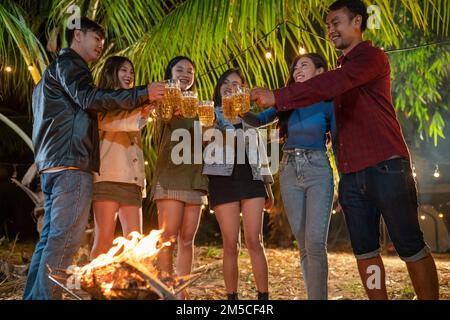 Gruppo di amici asiatici che si gustano la birra Foto Stock